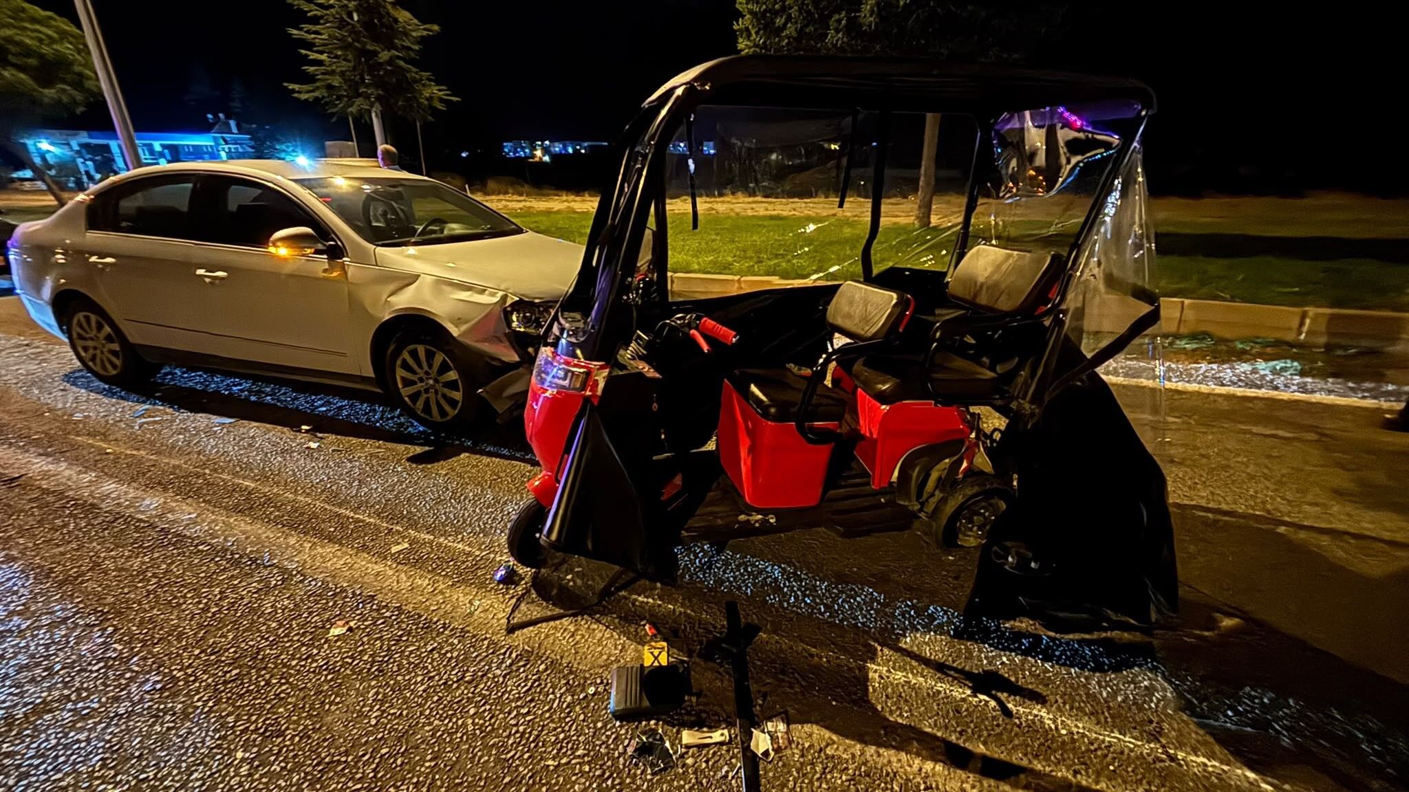 Otomobil Elektrikli Bisiklete Çarptı, Yaralılar Var (2)