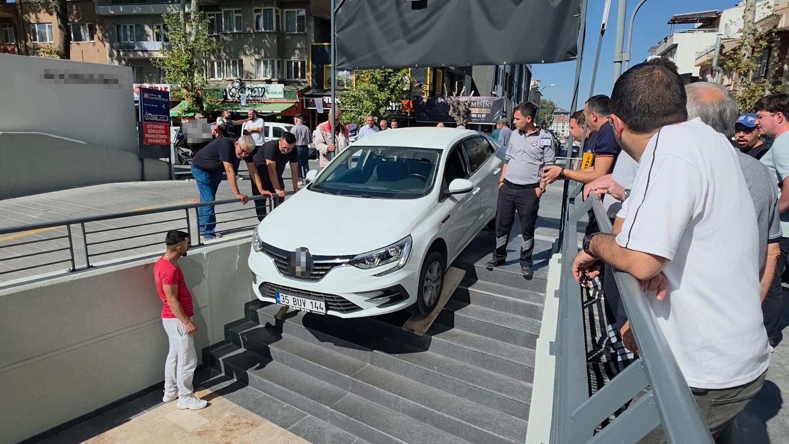 Otomobil Marketin Merdivenlerinde Asılı Kaldı (3)