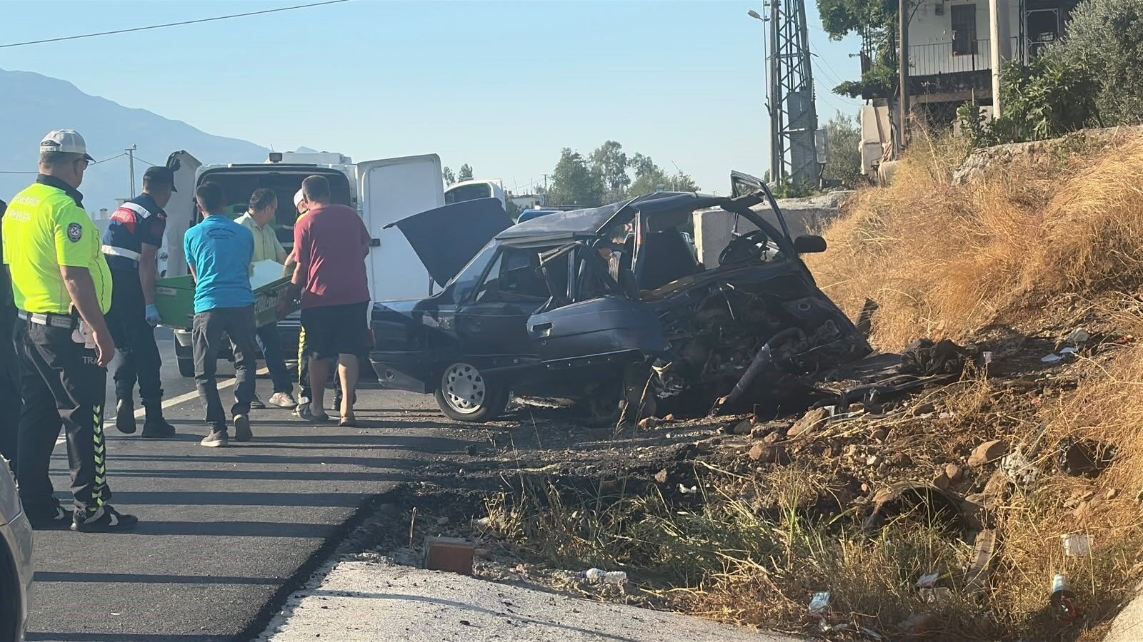 Otomobil Yoldan Çıktı, 2 Kişi Hayatını Kaybetti (2)