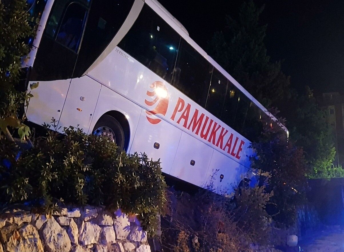 Pamukkale Turizm otobüsü kaza yaptı
