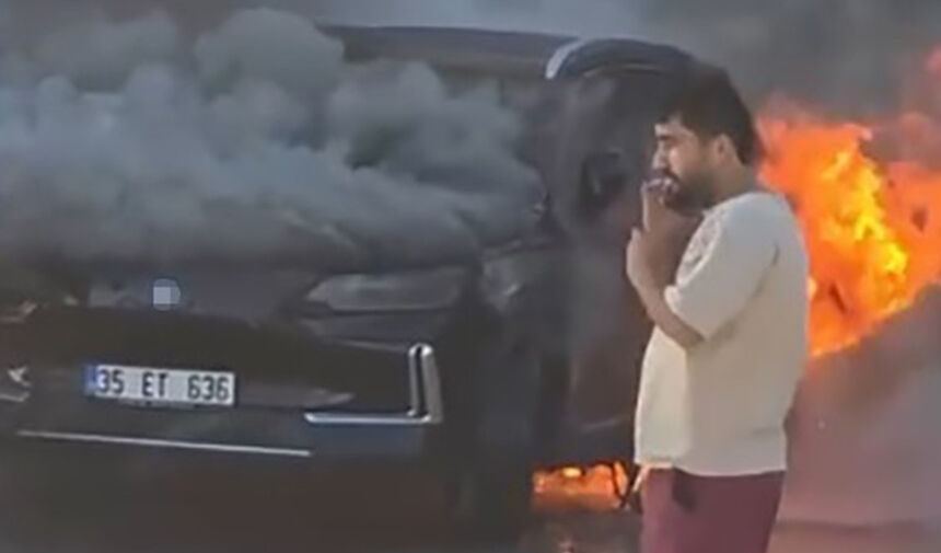 Park Halindeki Elektrikli Otomobil Durduk Yere Alev Aldı (1)