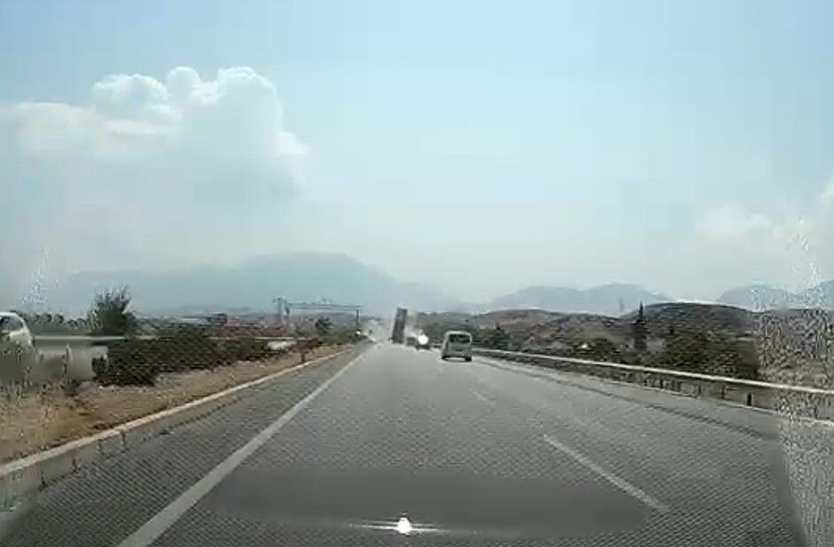 Tırın Açık Unutulan Tırı Dorsesi Eds Levhasını Yerinden Söktü (2)