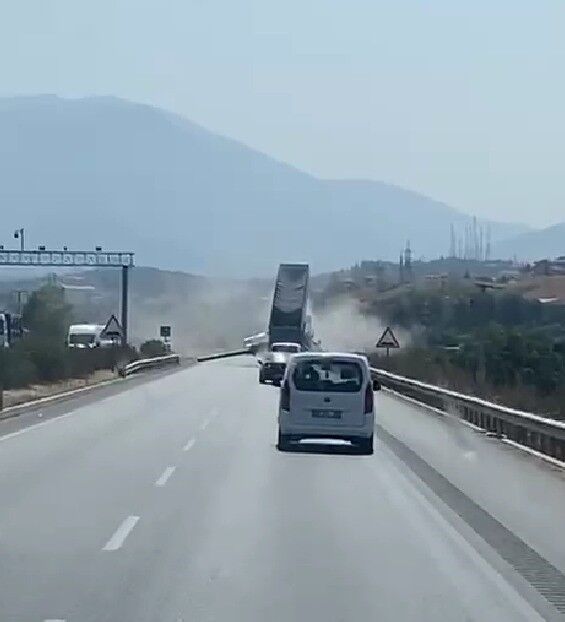 Tırın Açık Unutulan Tırı Dorsesi Eds Levhasını Yerinden Söktü (4)