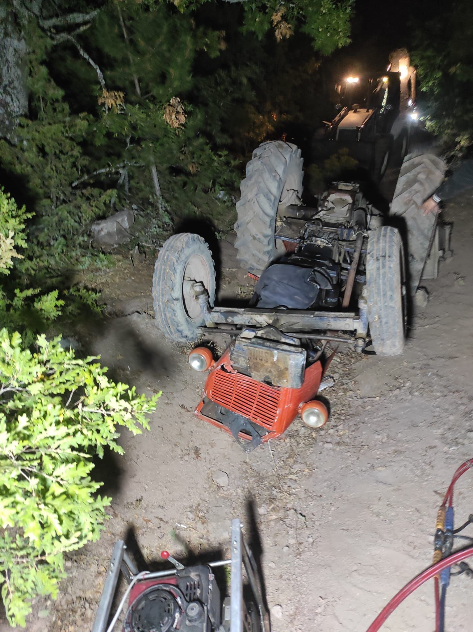 Traktör Devrildi, Sürücü Altında Kaldı (2)-1