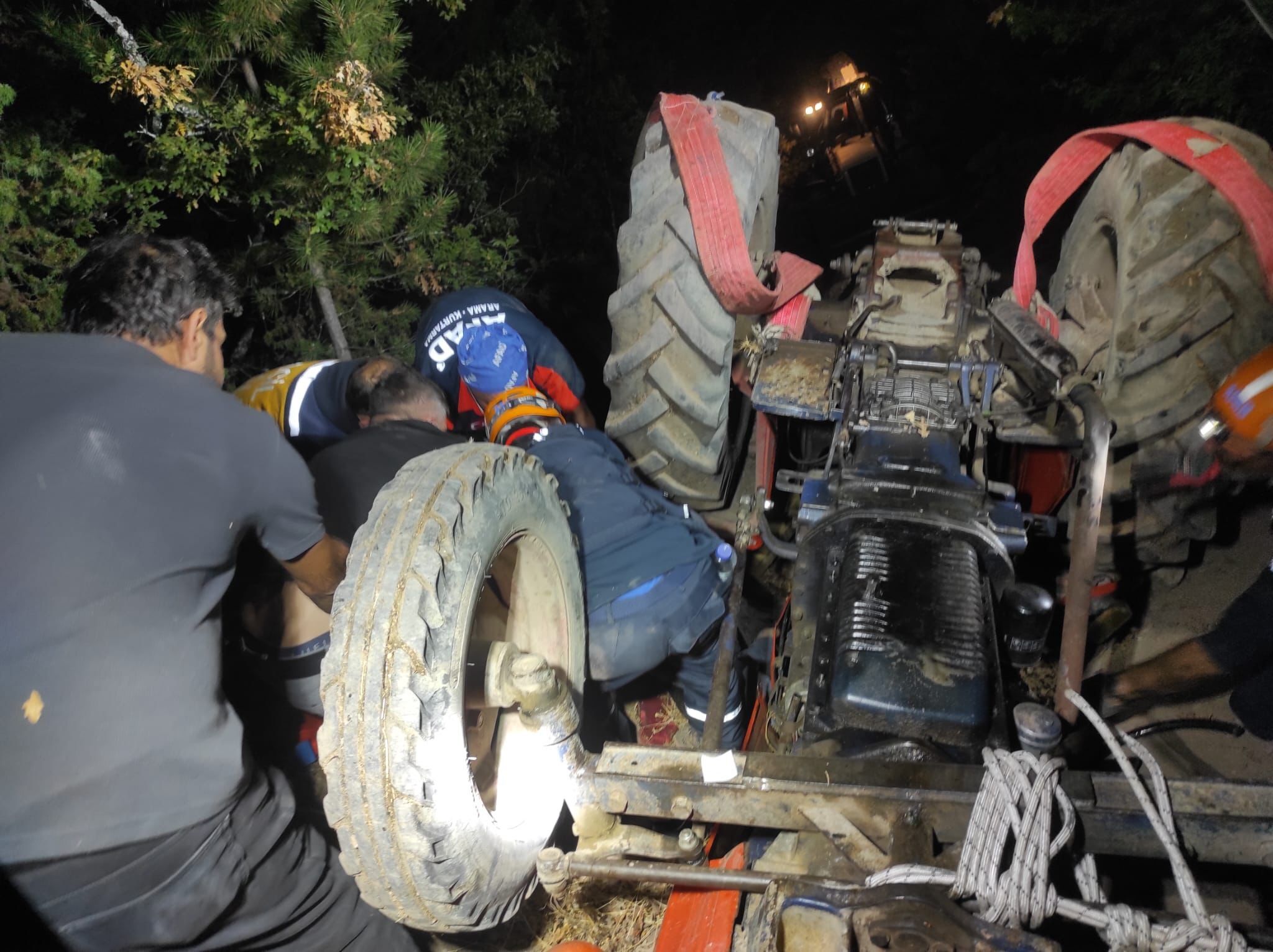 Traktör Devrildi, Sürücü Altında Kaldı (3)-1