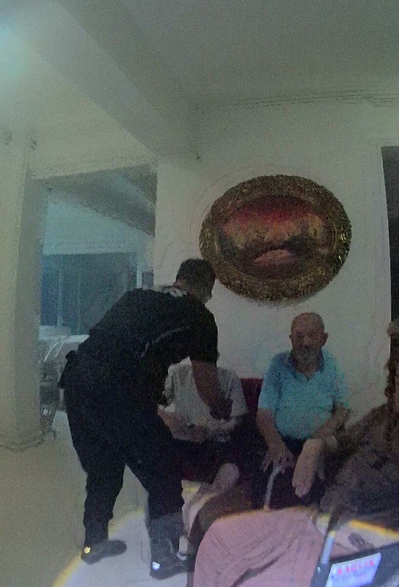Türk Polisi Var Olsun.. Alevlerin Sardığı Huzurevinde Yaşlıları Sırtlarında Dışarı Çıkardılar (4)