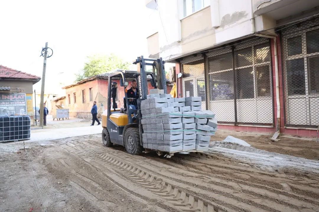 Başkan Aytekin Kaya Çalışıyor, İncirliova’da Üstyapı Dönüşümü Devam Ediyor (6)