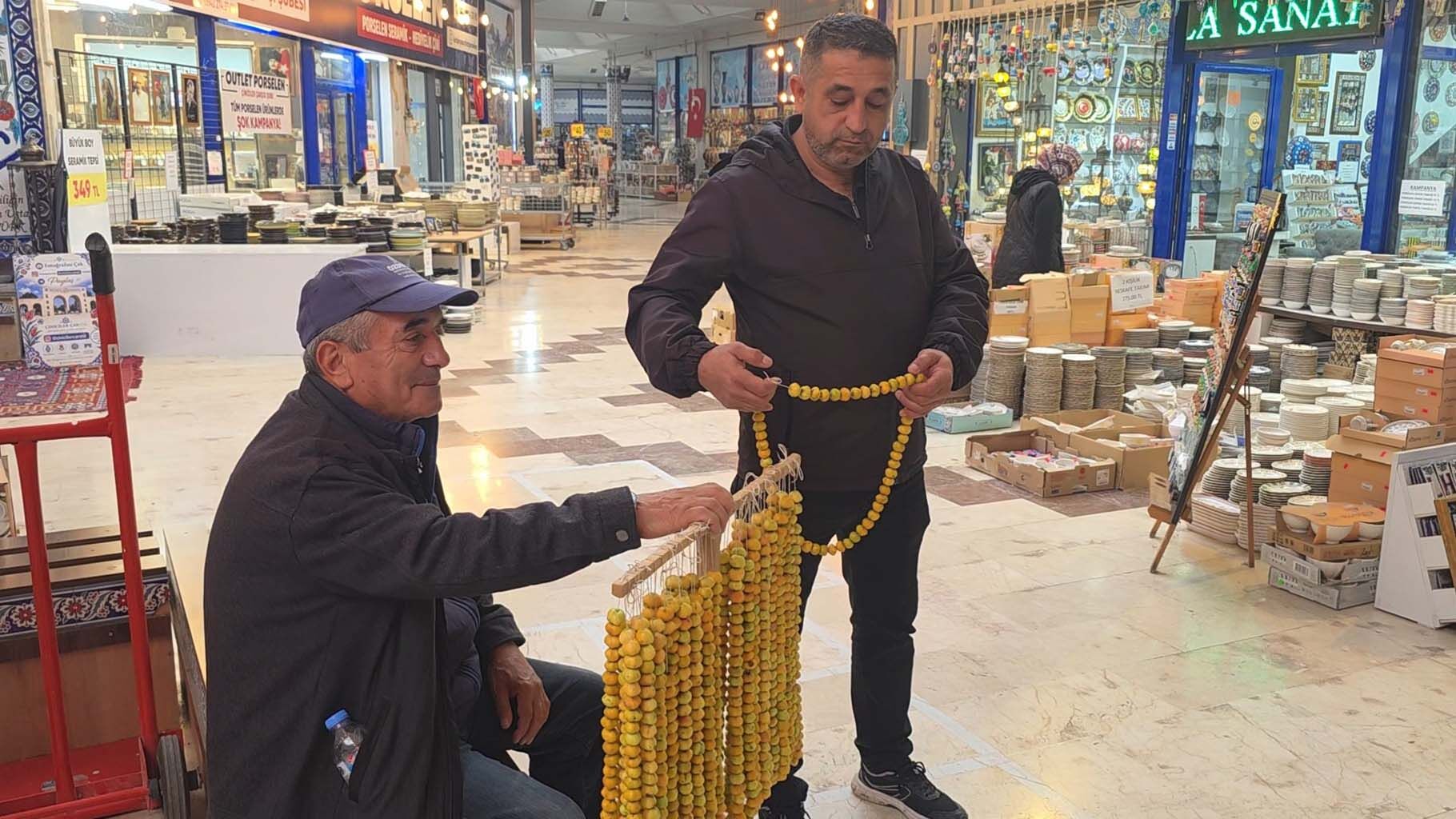 Dağlardan Toplanan Meyve Tezgahlardaki Yerini Aldı (3)