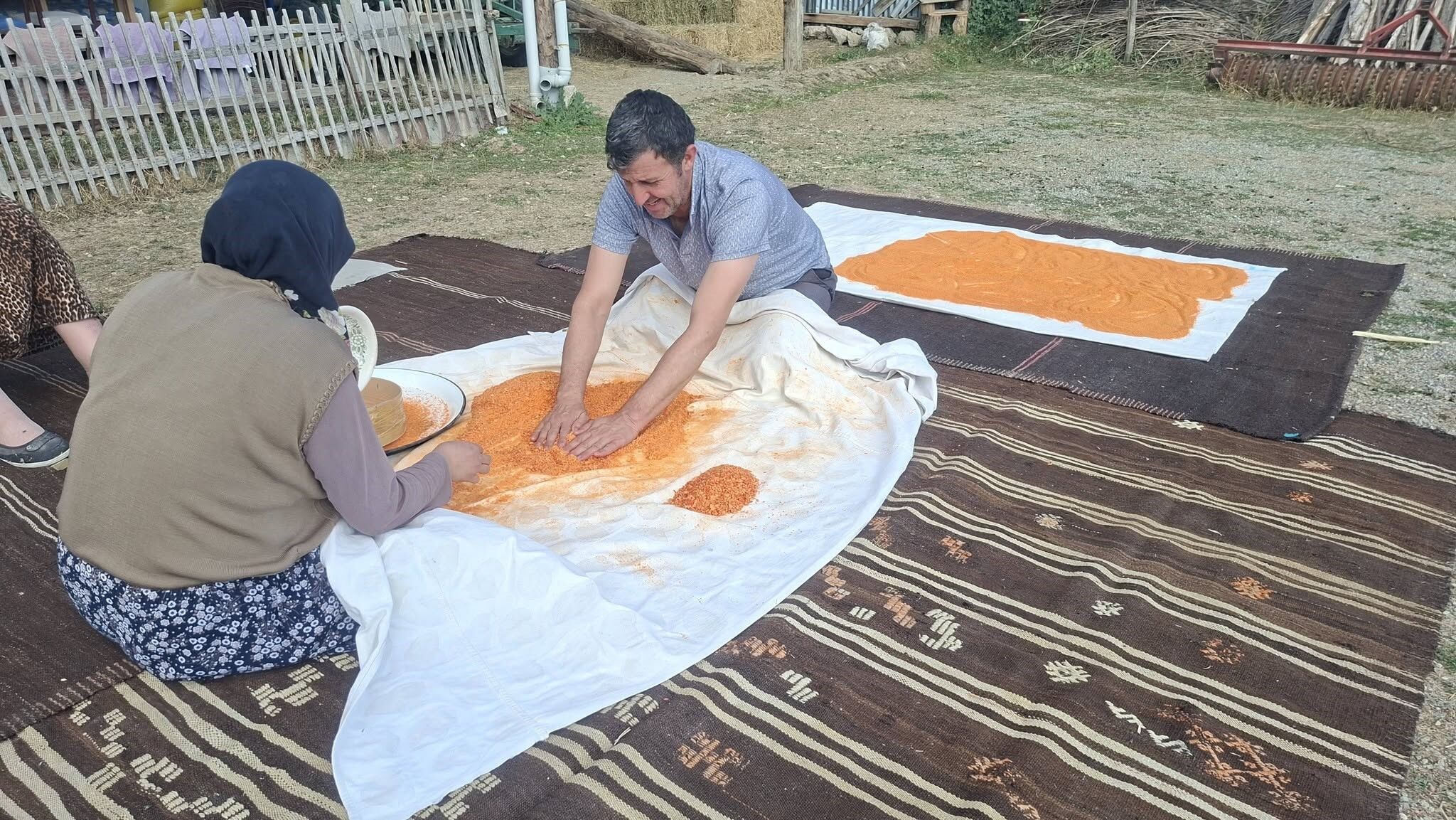 Eşiyle birlikte tarhana hazırlıyor