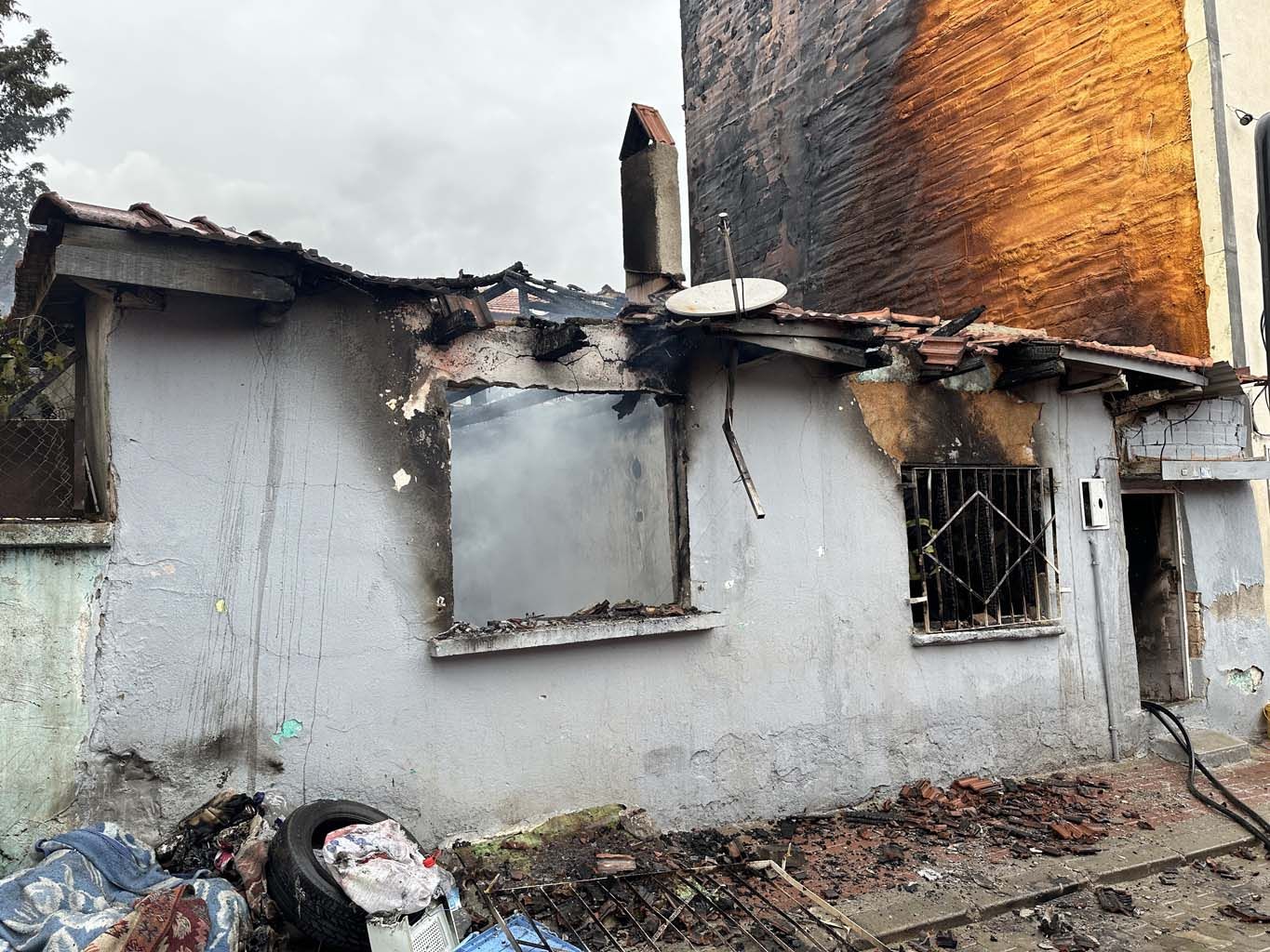 Evi Başına Yıkıldı, 26 Yaşındaki Kızı Aranıyor (2)