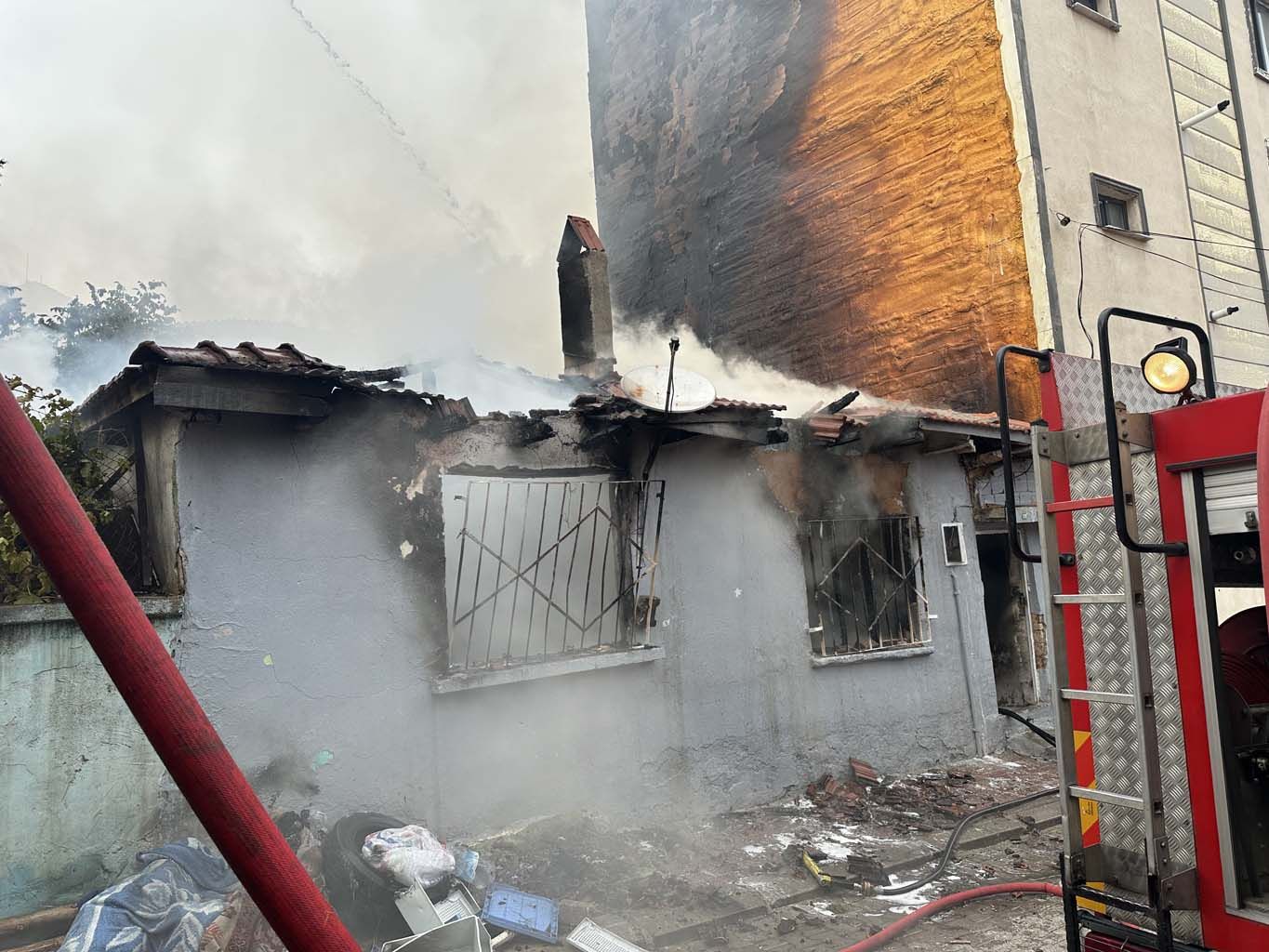 Evi Başına Yıkıldı, 26 Yaşındaki Kızı Aranıyor (4)