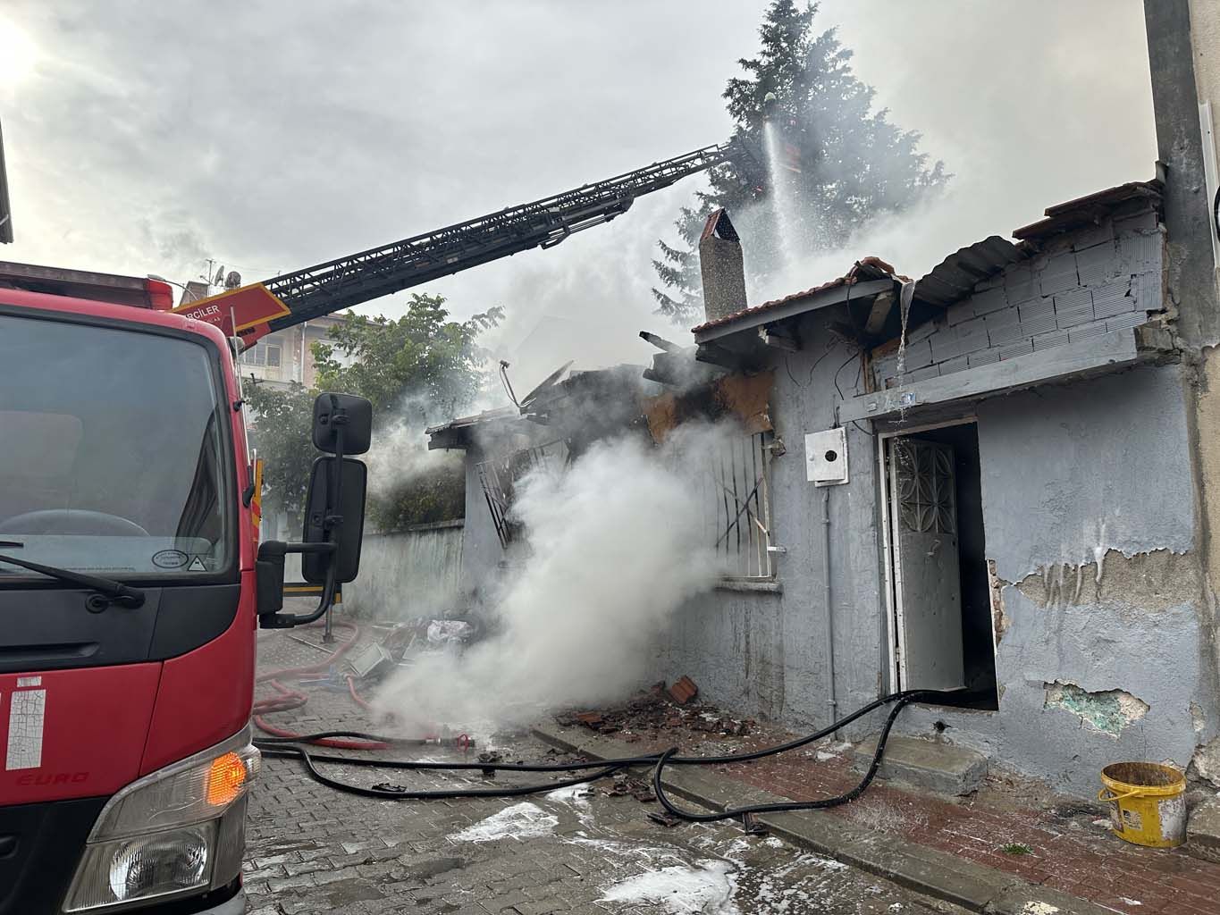 Evi Başına Yıkıldı, 26 Yaşındaki Kızı Aranıyor (5)