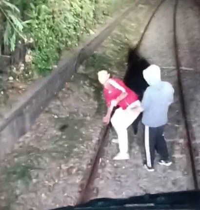 Hareket Halindeki Trenin Önünü Kesip Taşladılar (2)
