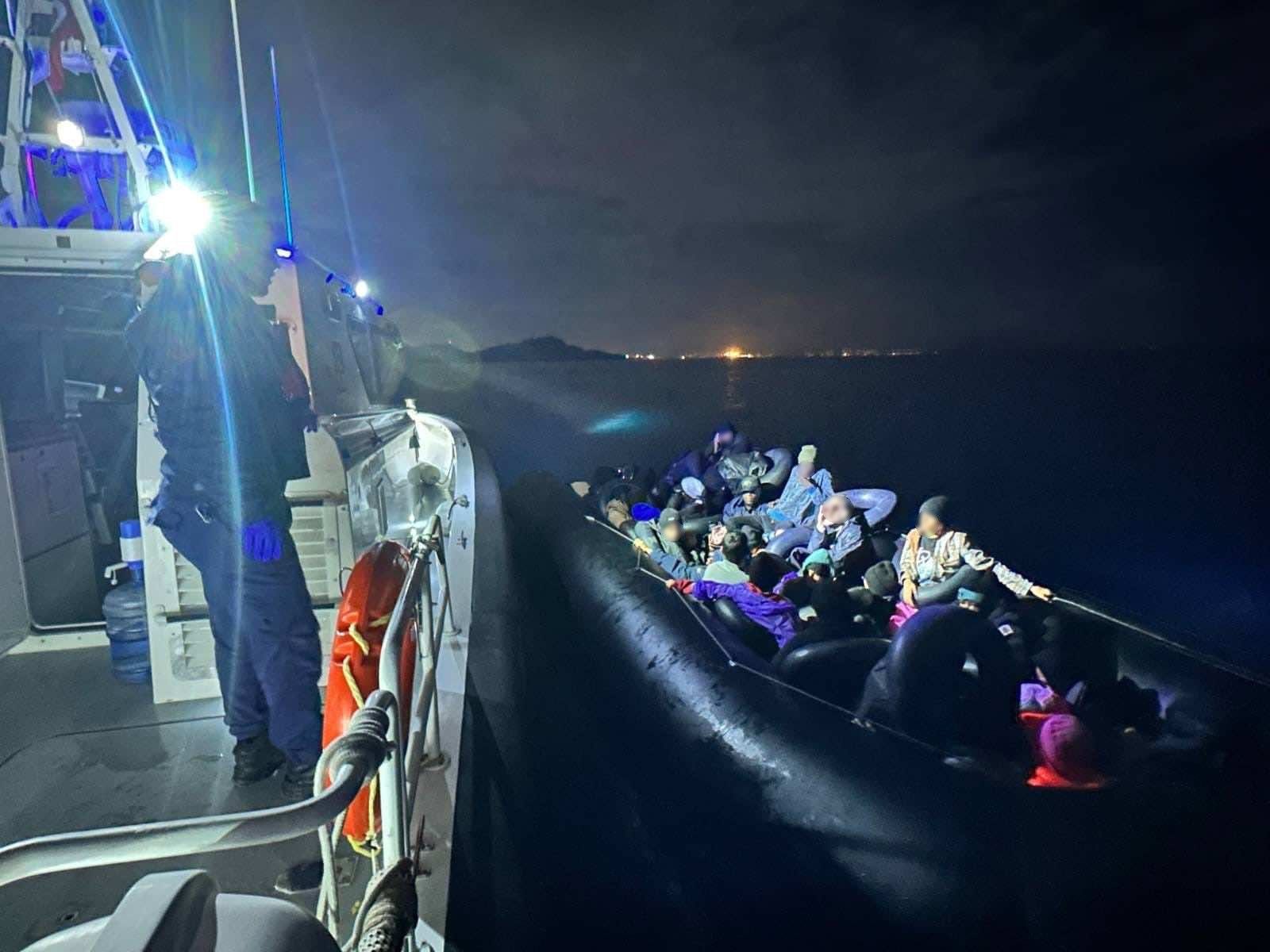 İzmir Açıklarında 111 Düzensiz Göçmen Yakalandı (2)