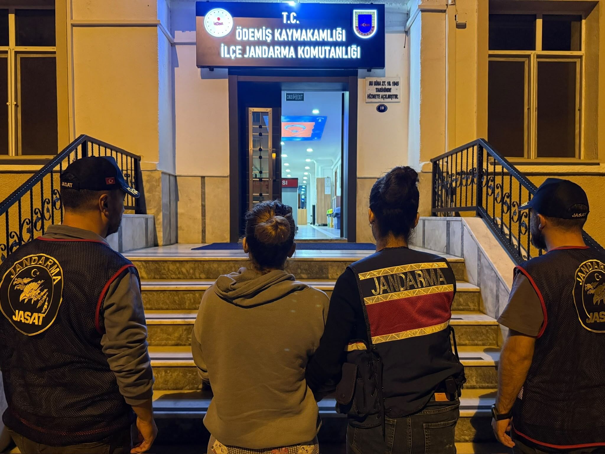 Mutfaktaki Gizli Bölmeden Kadın Çıktı (2)