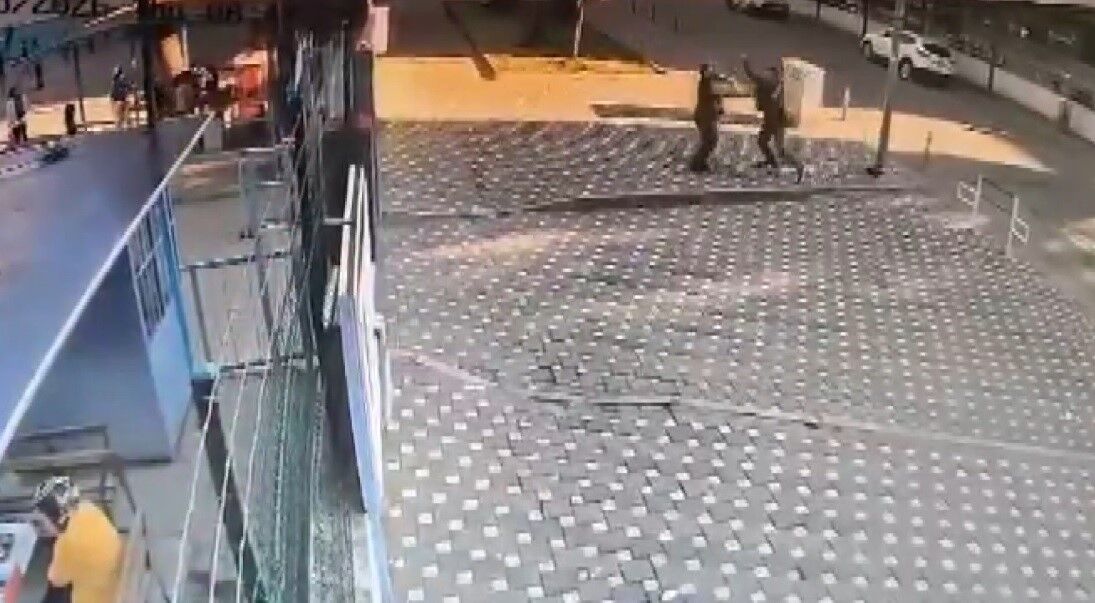 Okul önünde bekçiye saldırdı, bakın kim çıktı?