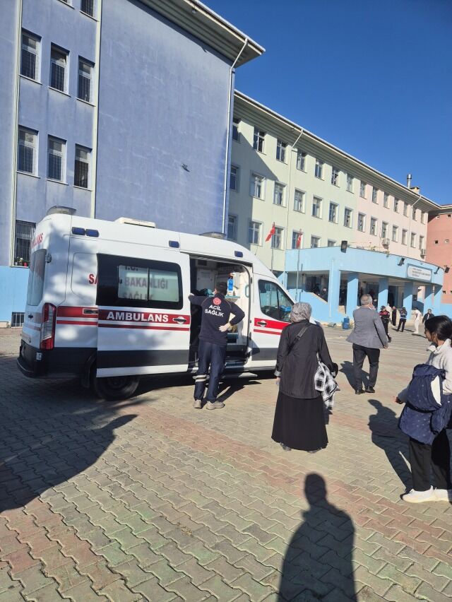 Ortaokulda Bıçaklı Saldırı.. 5 Öğrenci Hastaneye Kaldırıldı (1)