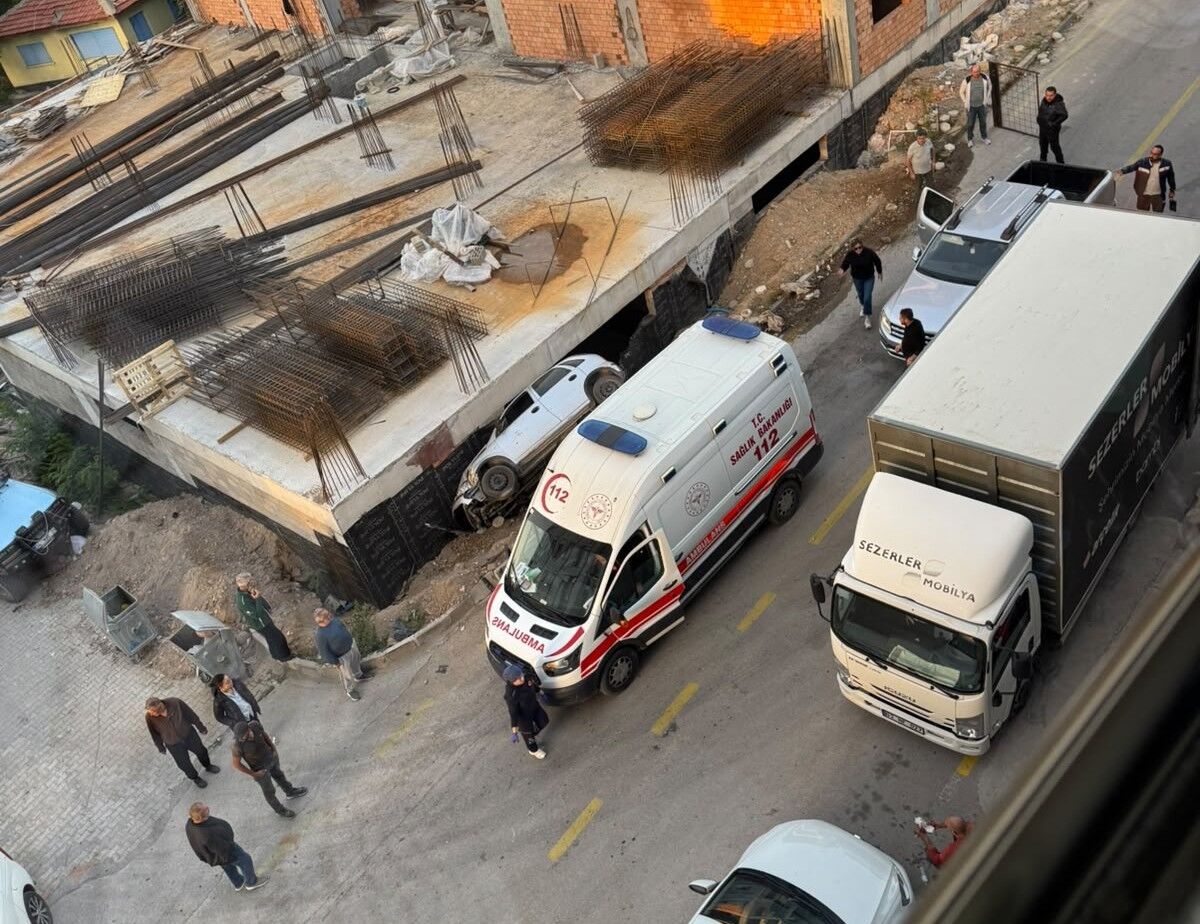 Otomobil Inşaatın Temeline Düştü (2)
