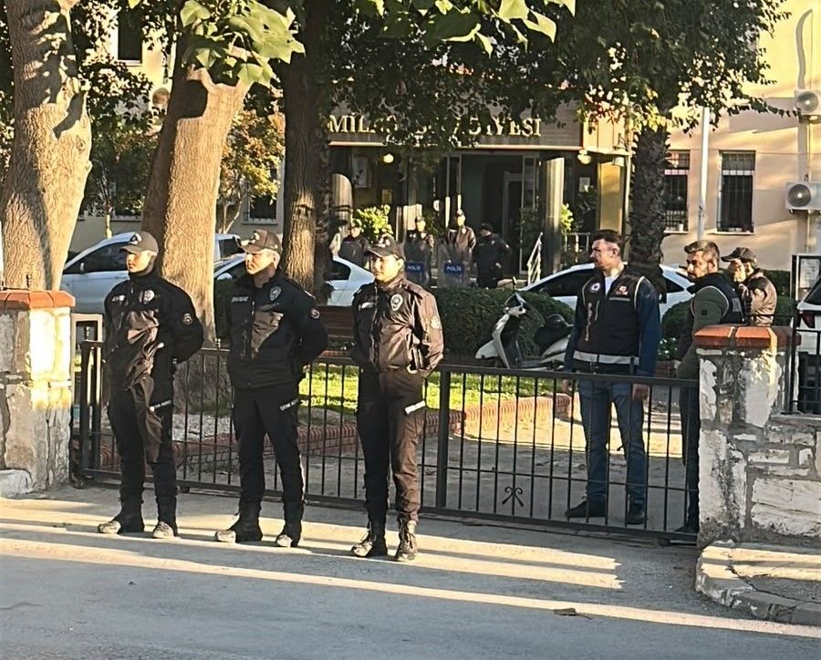Polisler Belediyede Arama Çalışmalarına Devam Ediyor (2)
