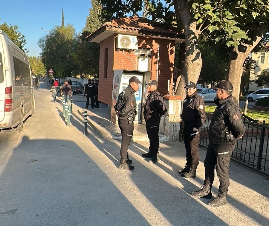 Polisler Belediyede Arama Çalışmalarına Devam Ediyor (3)