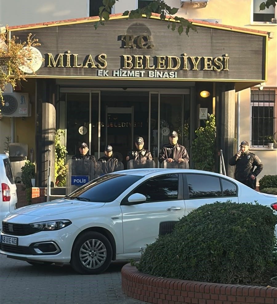 Polisler Belediyede Arama Çalışmalarına Devam Ediyor (4)