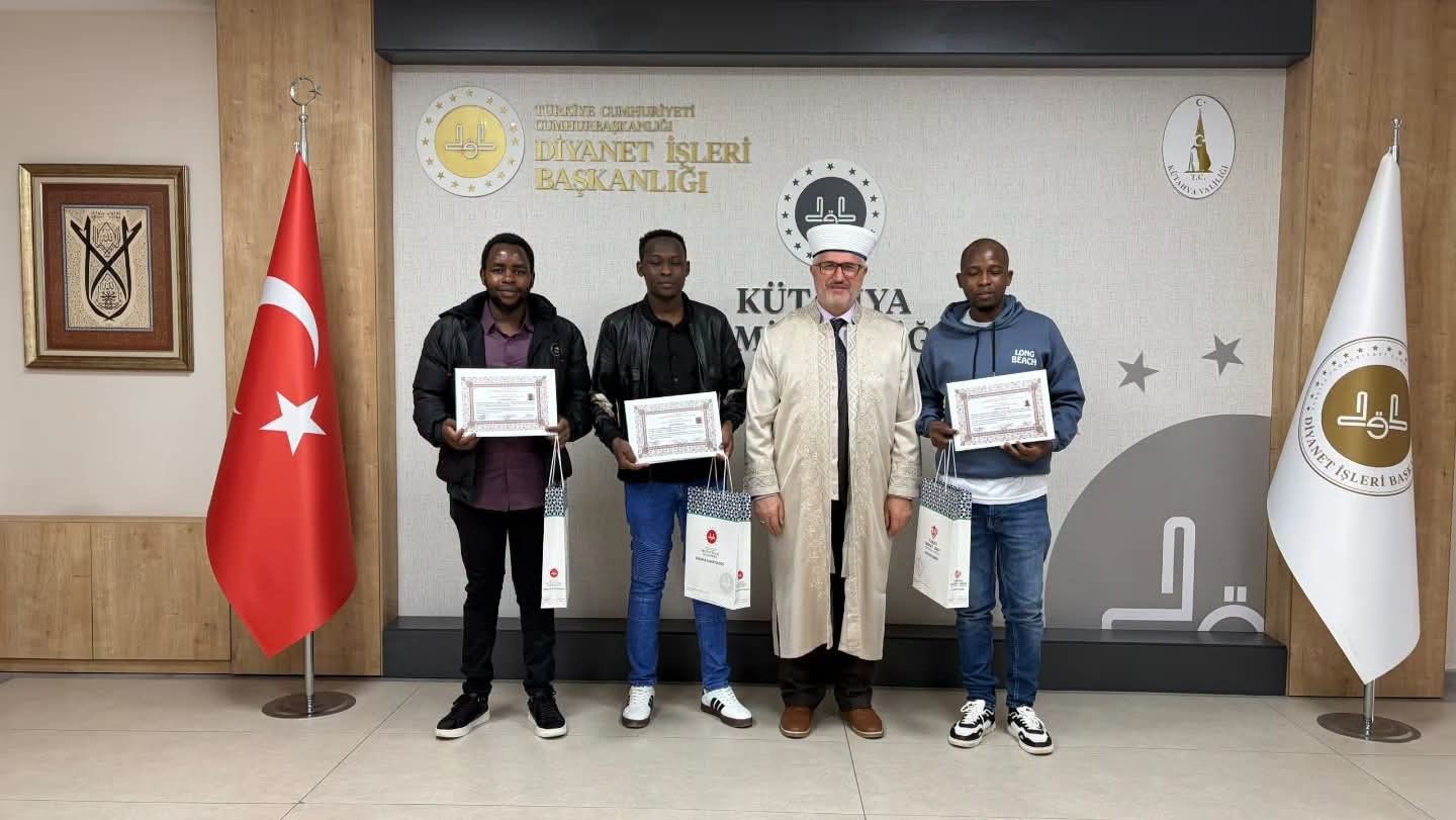Porselen Fabrikasında Çalışan 3 Kenyalı Müslüman Oldu (2)