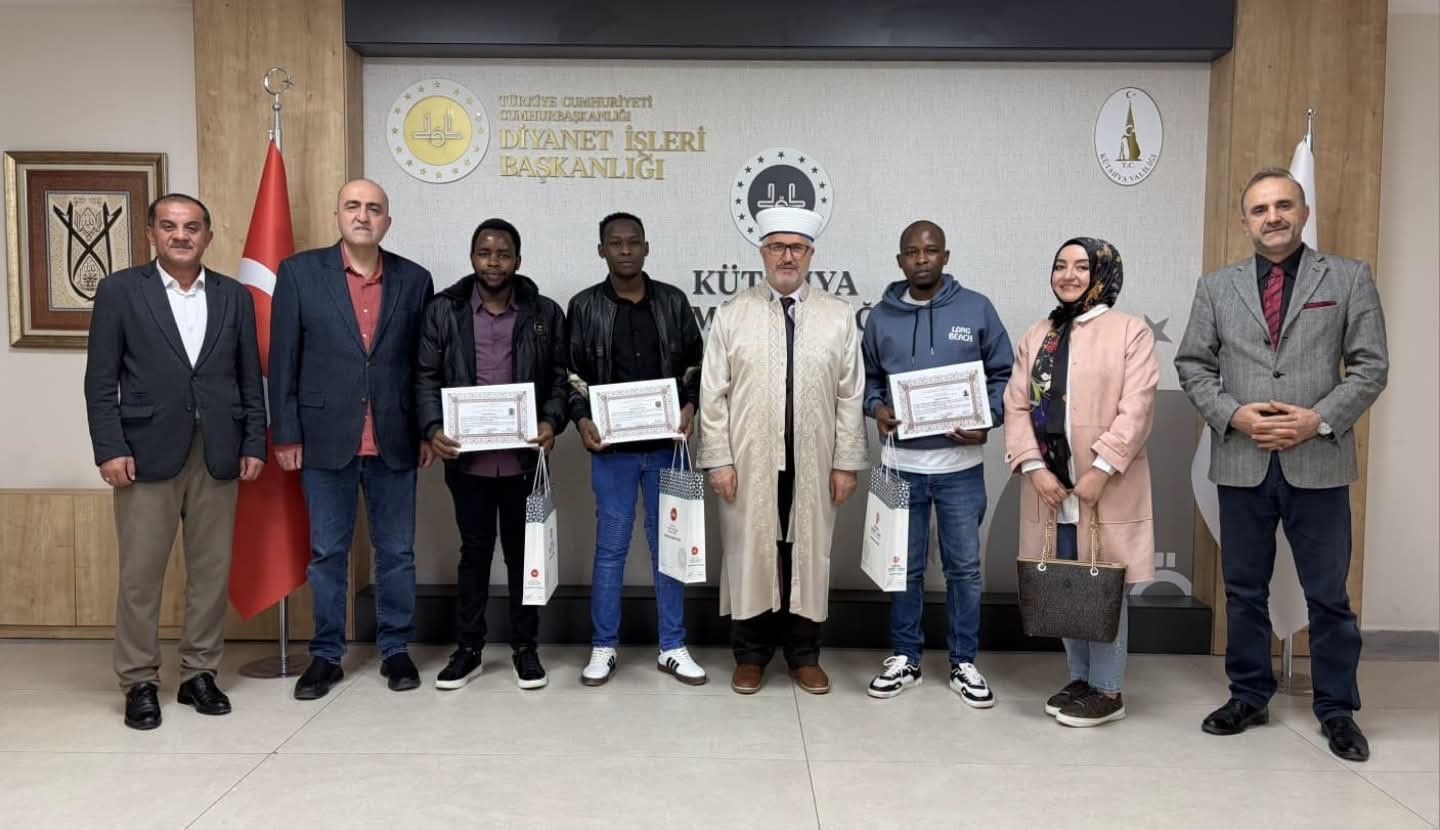 Porselen Fabrikasında Çalışan 3 Kenyalı Müslüman Oldu (6)