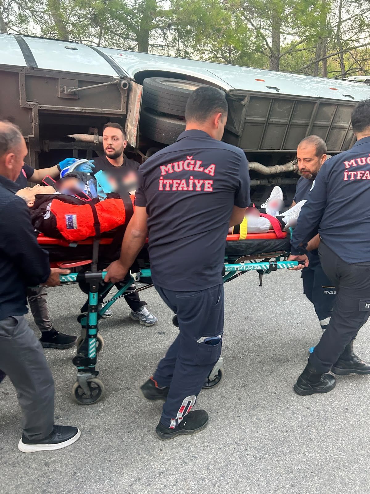 Son Dakika.. Servis Minibüsü Devrildi, Durumu Ağır Olanlar Var (2)