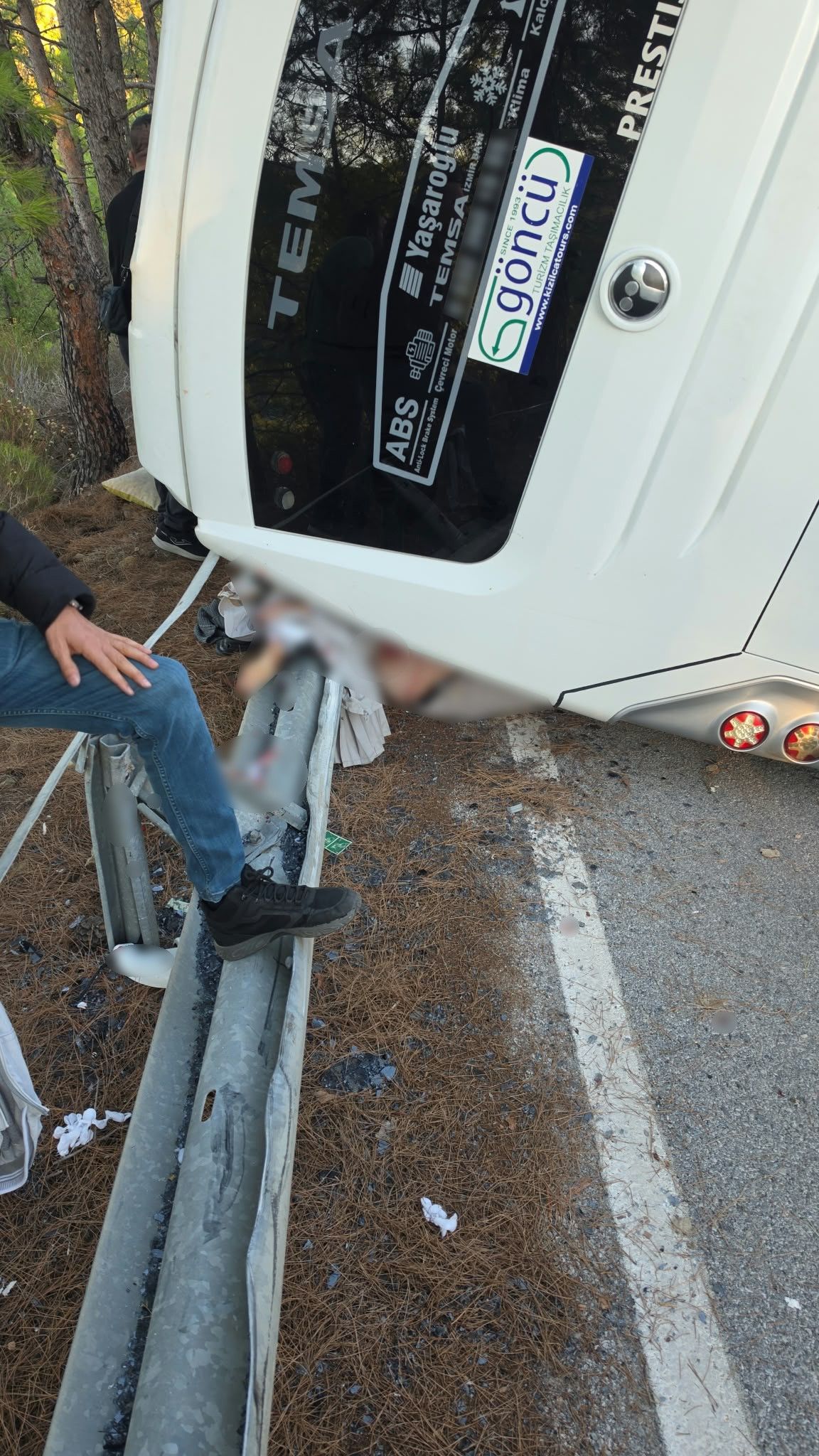 Son Dakika.. Servis Minibüsü Devrildi, Durumu Ağır Olanlar Var (3)