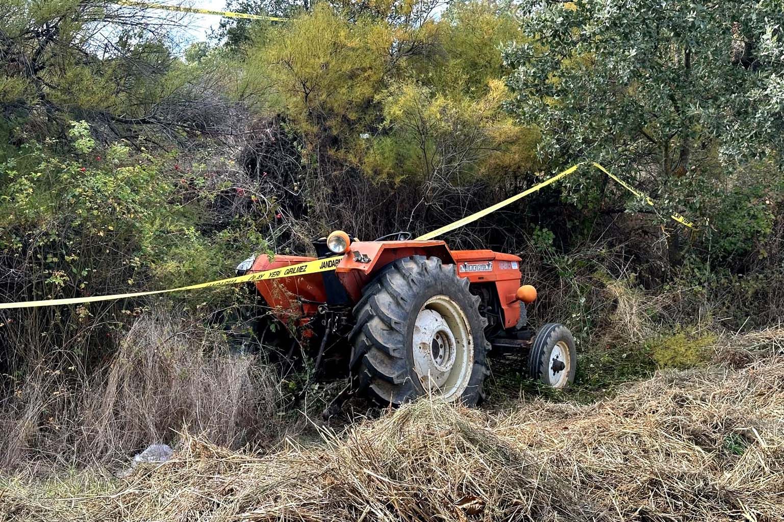 Traktör Tarlaya Devrildi, 1 Kişi Hayatını Kaybetti (2)