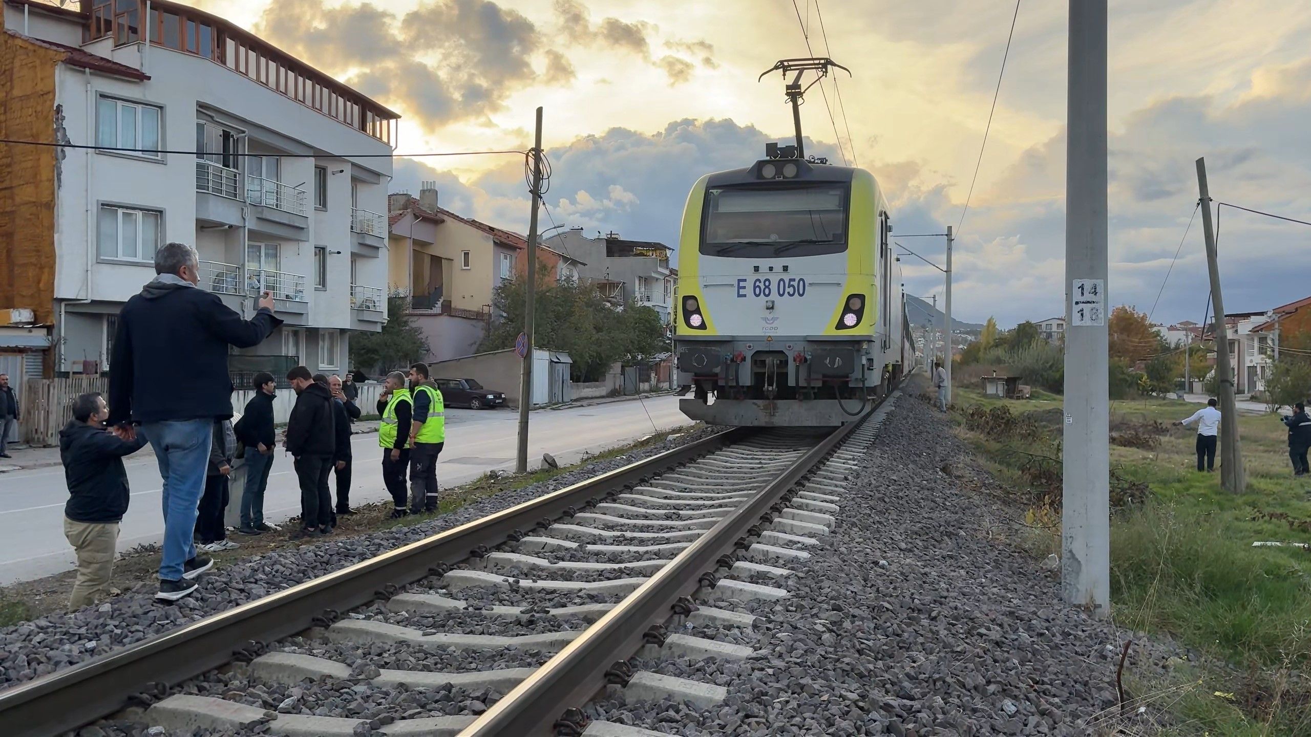 Tren Kazasında 18 Yaşındaki Genç Hayatını Kaybetti (1)