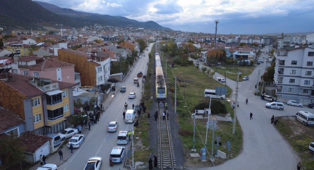 Tren Kazasında 18 Yaşındaki Genç Hayatını Kaybetti (3)