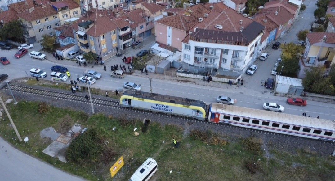 Tren Kazasında 18 Yaşındaki Genç Hayatını Kaybetti (4)