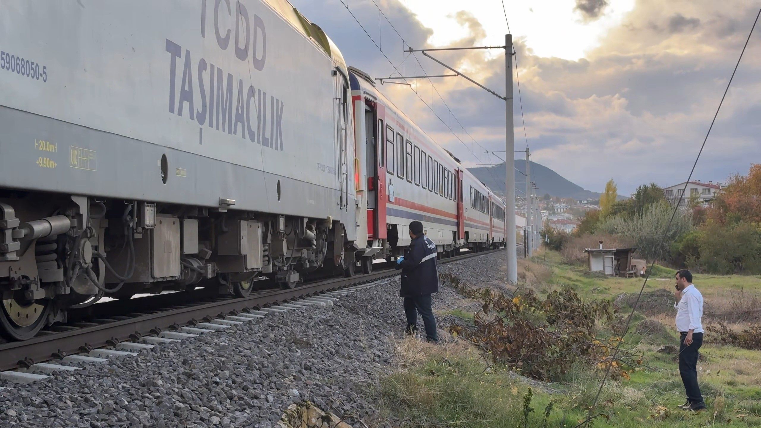 Tren Kazasında 18 Yaşındaki Genç Hayatını Kaybetti (5)