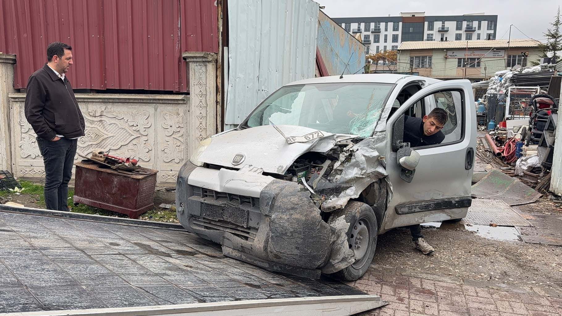 Vinç Çarptı, Araba Hurdaya Döndü (3)